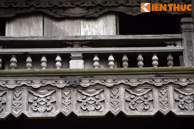 Cận cảnh các chi tiết kiến trúc bằng gỗ trên tháp chuông.