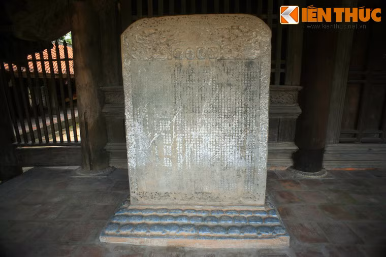 Bia đá cổ trong chùa.