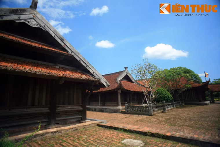 Sau khu thờ Phật là khu đền Thánh thờ đức Dương Không Lộ - Vị đại sư thời nhà Lý có công dựng chùa.