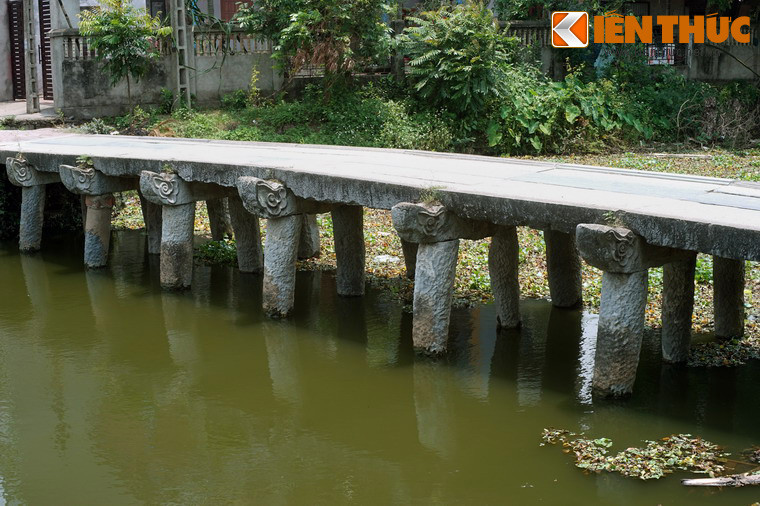 Chân cầu là những cột đá hình trụ, không đều nhau được đẽo thô để gác dầm cầu. Mỗi dầm cầu được chống đỡ bởi ba cột đá. Các mỏm đá dầm cầu được chạm trổ vân mây. Các bộ phận của cầu chỉ gác lên nhau chứ không có vật liệu liên kết như vôi vữa hay đinh ốc.