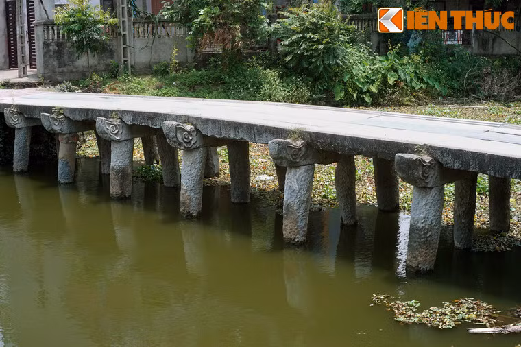 Chân cầu là những cột đá hình trụ, không đều nhau được đẽo thô để gác dầm cầu. Mỗi dầm cầu được chống đỡ bởi ba cột đá. Các mỏm đá dầm cầu được chạm trổ vân mây. Các bộ phận của cầu chỉ gác lên nhau chứ không có vật liệu liên kết như vôi vữa hay đinh ốc.