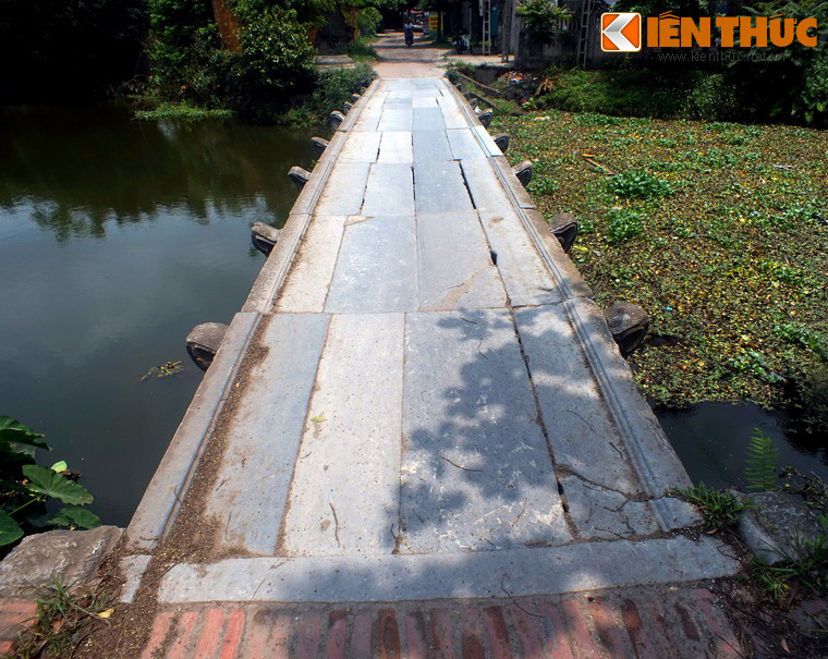 Cầu có từ thế kỷ 16, ban đầu được làm bằng gỗ lim, đến thời vua Tự Đức được xây lại bằng đá xanh. Cầu được xây 9 nhịp, mặt cầu rộng gần 2m, làm bằng những phiến đá lớn được đục đẽo chính xác để gắn khít nhau một cách hoàn hảo.