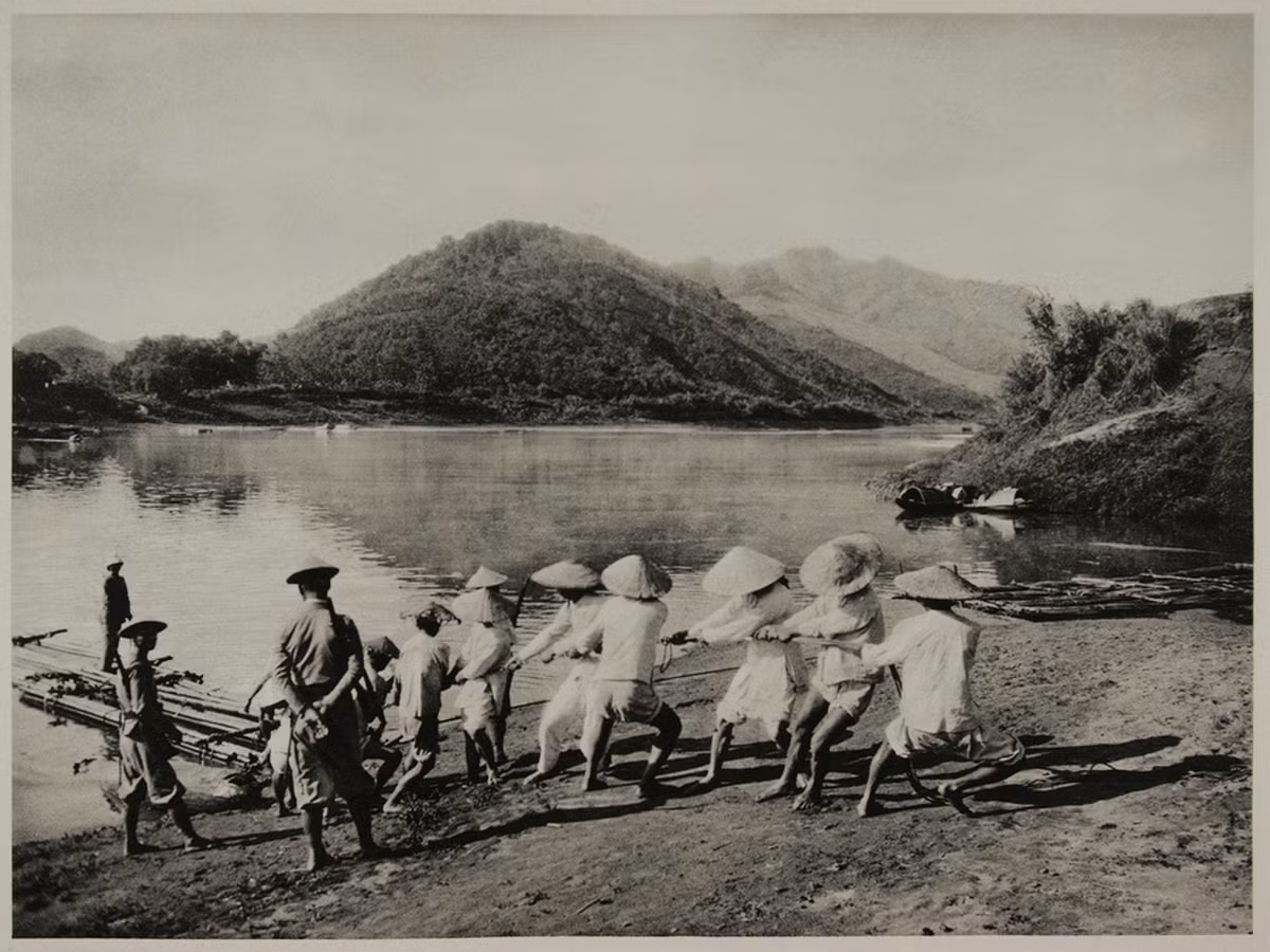 Những người kéo thuyền trên sông Đà. Ảnh: Flickr.com