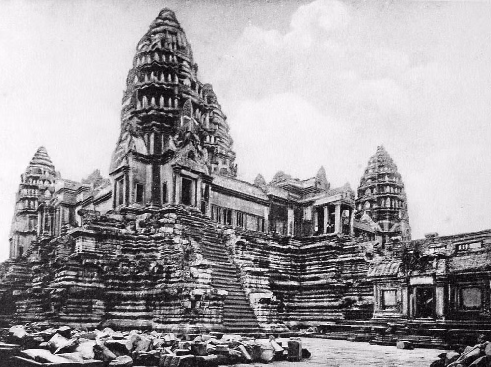 Tại lối vào phía Tây Angkor Wat. Ảnh: Belleindochine.free.fr.