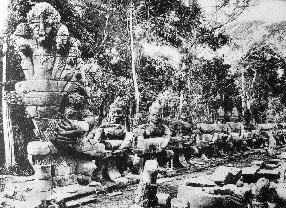 Rắn thần Naga ở quảng trường Chiến Thắng của đền Angkor Thom. Ảnh: Belleindochine.free.fr.