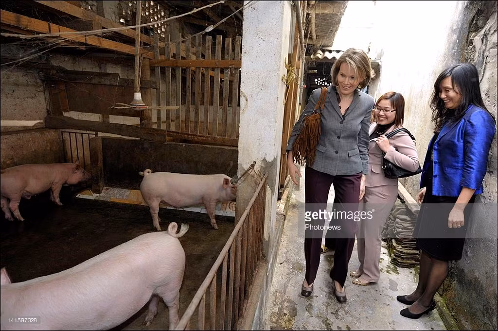 Công chúa Bỉ Mathilde thăm một khu chuồng trại của người dân trong chuyến thăm Việt Nam năm 2012. Ảnh: Photonews/ Getty.