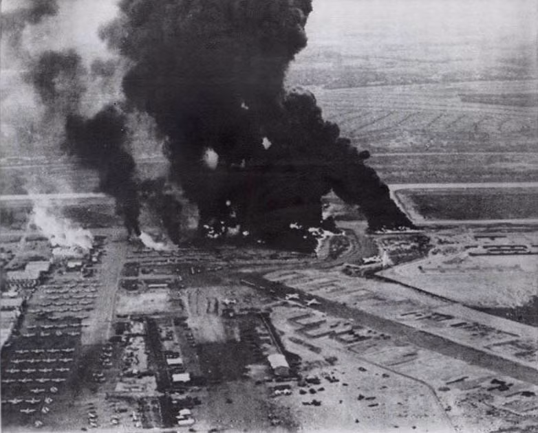 Khi các vụ nổ chấm dứt, đã có tổng cộng 10 chiếc oanh tạc cơ chiếc B-57, 15 chiến đấu cơ A-1E và một máy bay hải quân F-8 Crusader cùng nhiều trang thiết bị hỗ trợ mặt đất bị phá hủy thoàn toàn. Ảnh: Wirephoto.