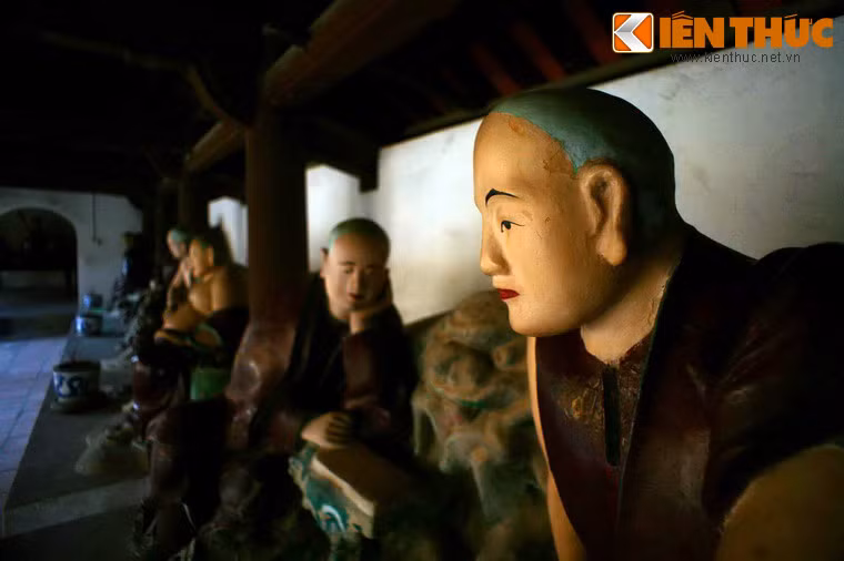 Ngày nay, chùa còn lưu giữ khoảng 100 tượng thờ các loại, trong đó có nhiều tác phẩm mẫu mực của nền điêu khắc cổ Việt Nam.