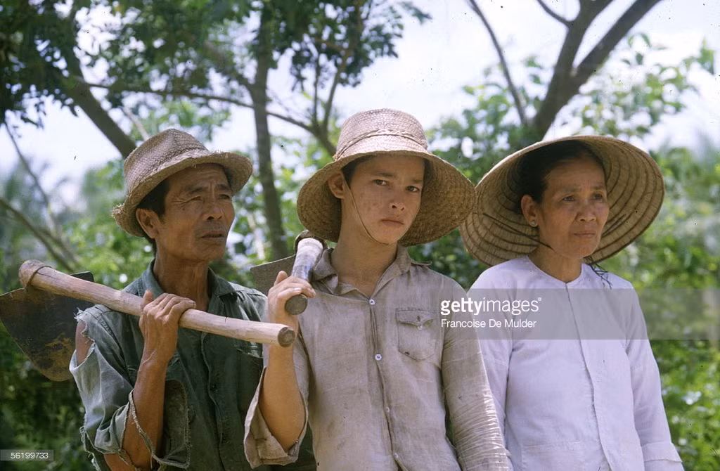 Một cậu bé con lai Việt - Mỹ giúp gia đình cha mẹ nuôi làm đồng ở Cần Thơ, 1980. Ảnh: Getty Images.