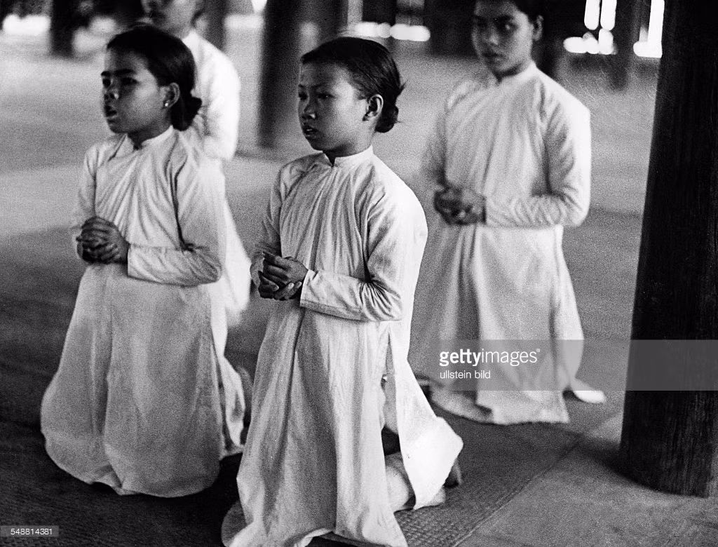 Các bé gái đạo Cao Đài hát thánh ca ở Tòa thánh Tây Ninh năm 1930. Ảnh: Getty Images.