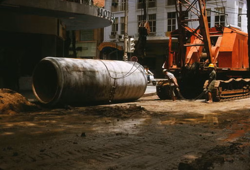 Ống nước đường kính 1,5m được đặt cạnh khách sạn Alfana, góc Lê Thánh Tôn - Tự Do (Đồng Khởi). Ảnh: Saigoneer.