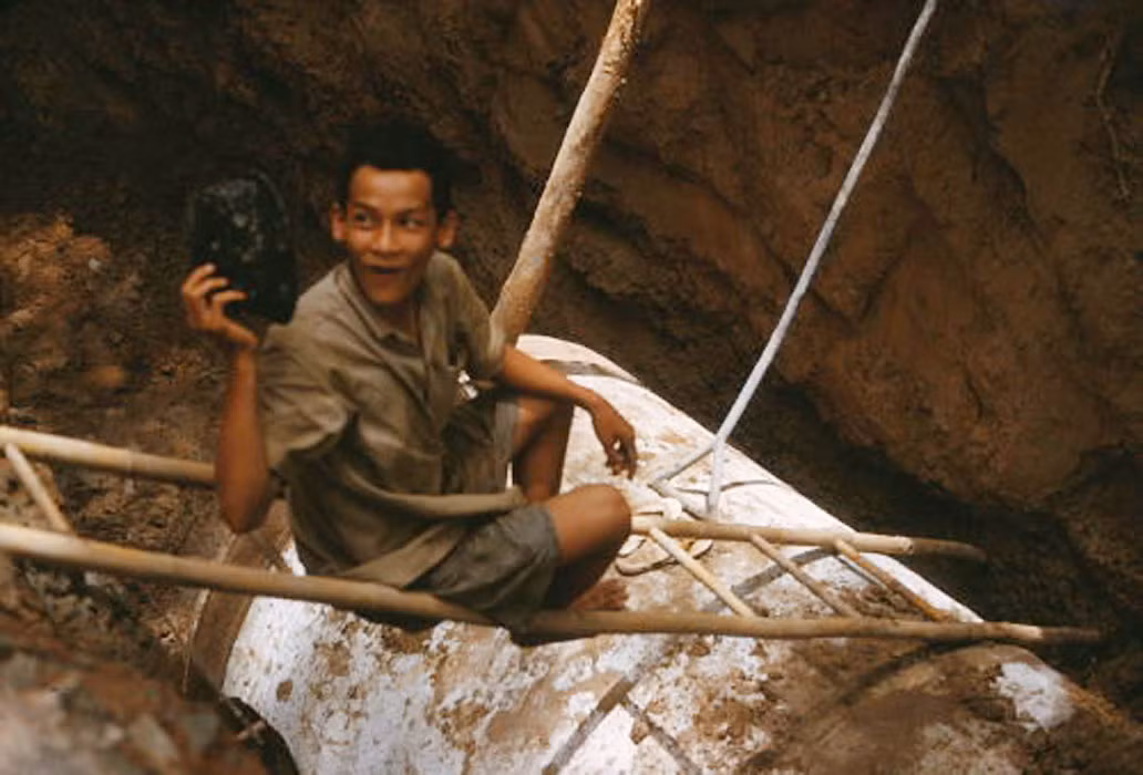 Vẻ hồ hởi của một người công nhân khi công việc hoàn thành. Ảnh: Saigoneer.