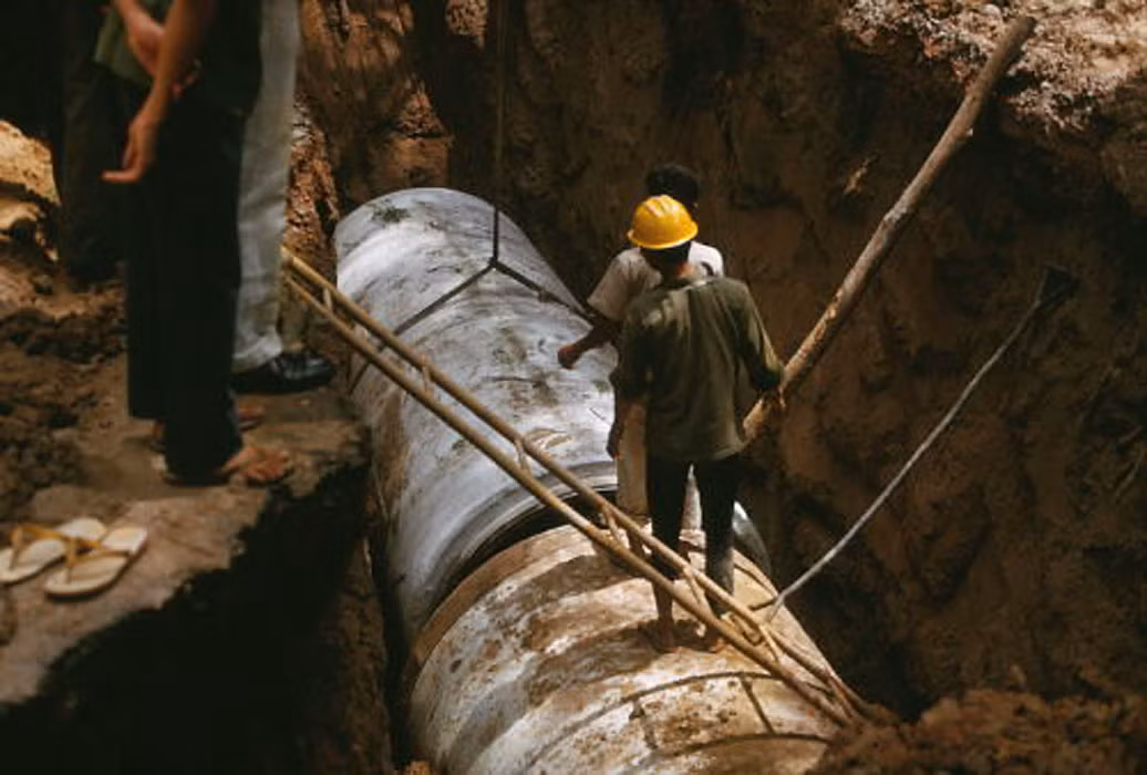 Đấu nối với đoạn đường ống đã lắp đặt trước đó. Ảnh: Saigoneer.