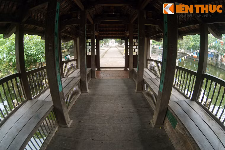 Bên trong cầu, hai bên là dãy bục gỗ để cho khách bộ hành nghỉ chân.