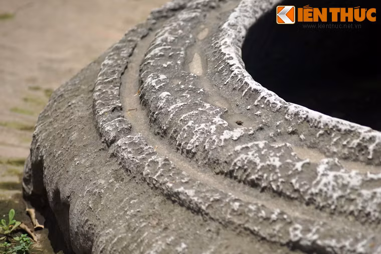 Do việc xây giếng không được ghi lại trong văn bia hay sách sử nên niên đại chính xác của giếng cổ Phú Diễn chưa được xác định. Chỉ có một điều chắc chắn là giếng đã tồn tại rất lâu đời nên miệng giếng đã bị bào mòn dây gàu cọ vào.