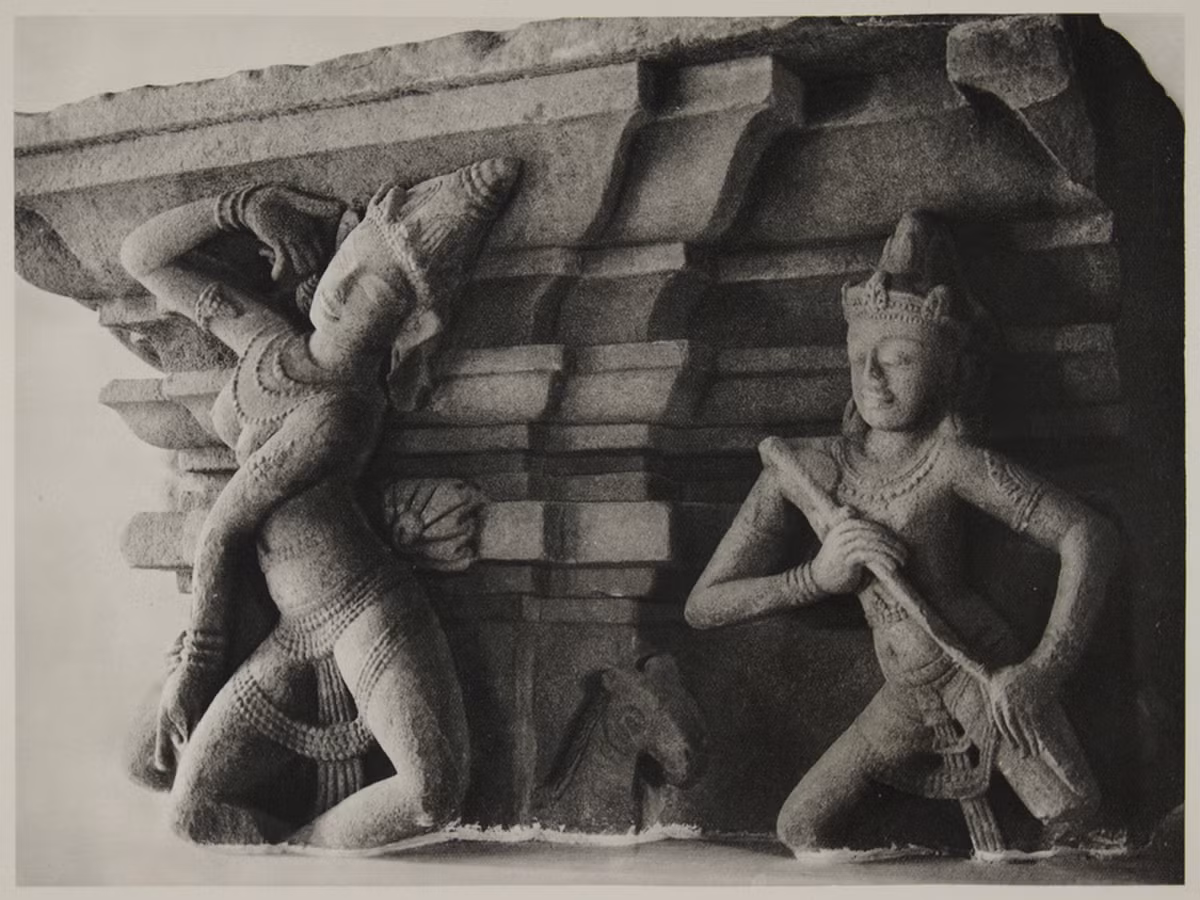 Một mảnh vỡ ở phần bệ đài thờ vũ nữ Trà Kiệu. Ảnh: Flickr.com.