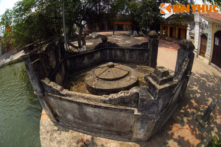 Giếng được làm bằng đá xanh, có tuổi đời nhiều thế kỷ, được người dân làng Nôm coi là "mắt rồng", nơi tập trung linh khí của làng từ thời xa xưa.