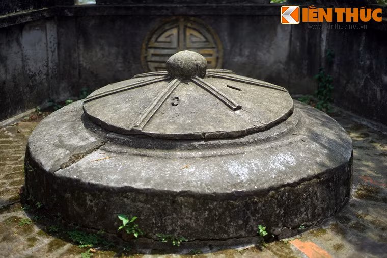 Miệng giếng được đậy kín để bảo đảm sự trong sạch của nguồn nước khi không sử dụng.