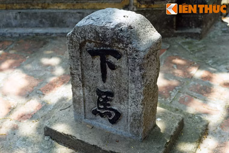 Cạnh giếng có một bia nhỏ ghi hai chữ "Hạ Mã" (xuống ngựa), một lời nhắc nhở người qua đường giữ phép tắc khi vào khu vực thiêng liêng.