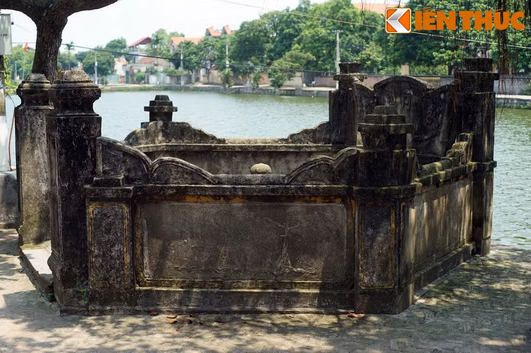 Mặt ngoài thành giếng được trang trí bằng nhiều bức họa, nay đã mờ theo thời gian.