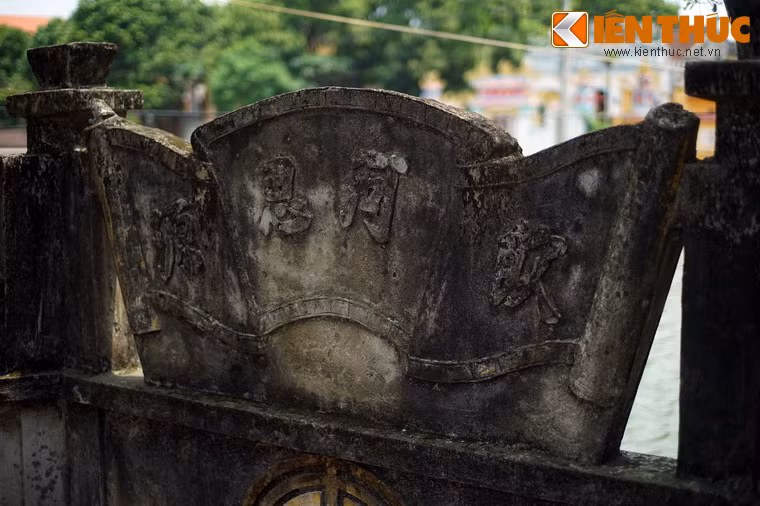 Sau giếng có bình phong hình cuốn thư, tạc dòng chữ "Âm Hà Tư Nguyên", nghĩa là uống nước nhớ nguồn, như lời nhắc nhở về đạo lý truyền thống của dân tộc.