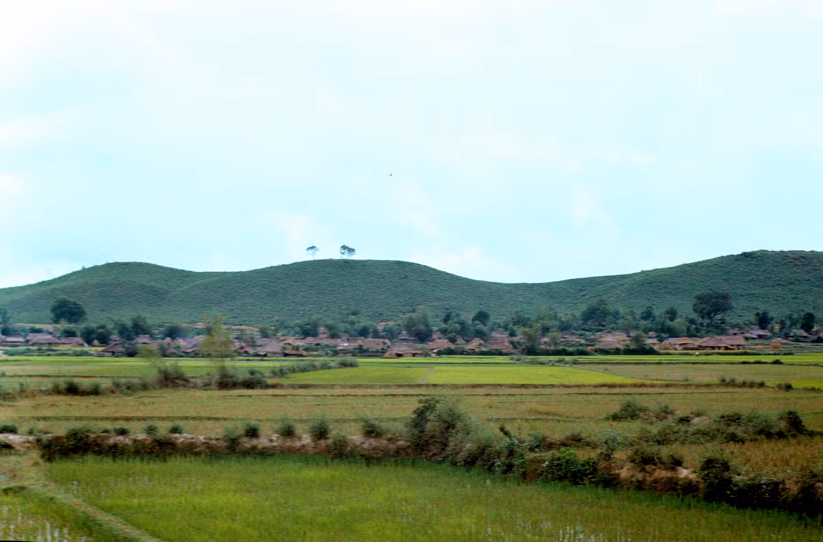 Khung cảnh trên Quốc lộ 1 gần thị xã Quảng Ngãi. Ảnh: Arty611.smugmug.com.