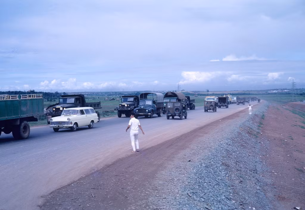 Trên xa lộ Sài Gòn - Biên Hòa (nay là xa lộ Hà Nội). Ảnh: Photolib.noaa.gov.