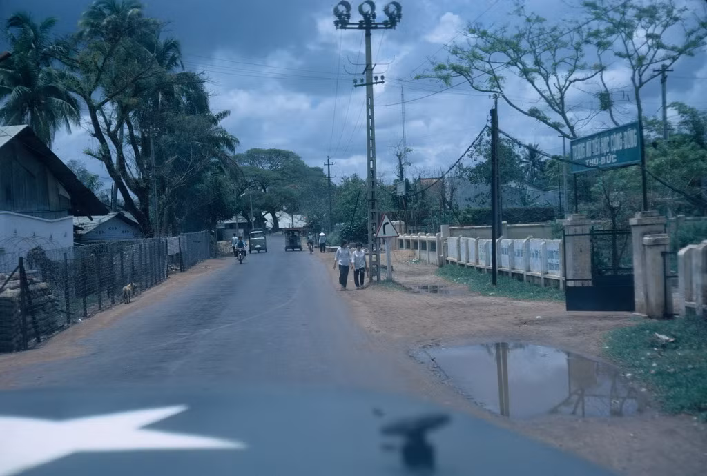 Trường Nữ tiểu học Cộng Đồng Thủ Đức (trên đường Võ văn Ngân ngày nay). Ảnh: Photolib.noaa.gov.