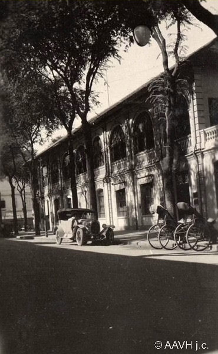 Mặt trước trụ sở công ty Denis Frères, một công ty chuyên xuất nhập khẩu rượu, bảo hiểm tàu biển ở góc đường Catinat và đường Vannier (nay là Đồng Khởi - Ngô Đức Kế). Ảnh: Aavh.org.