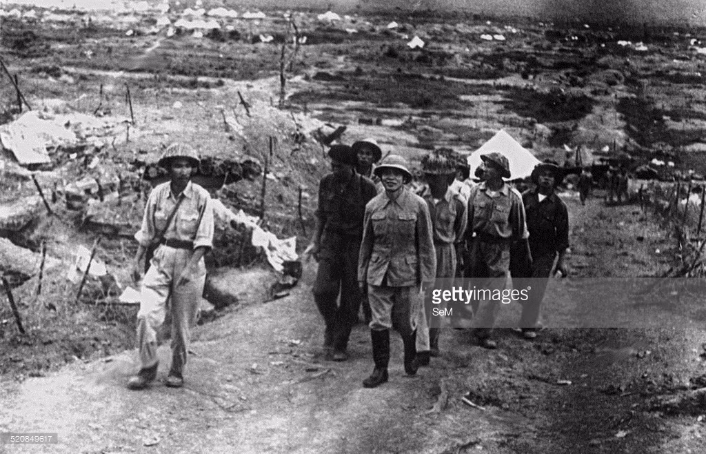 Đại tướng Võ Nguyên Giáp tiến vào Điện Biên Phủ sau chiến thắng của Việt Minh. Ảnh: Getty.