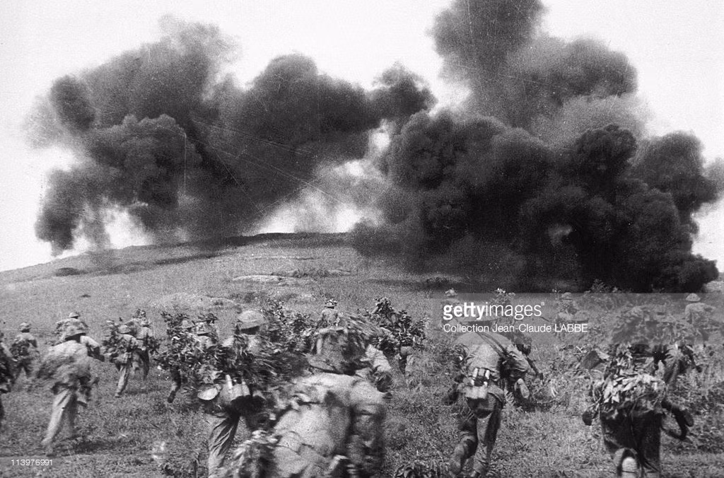 Lực lượng Việt Minh đánh đồi E1, phía Đông Điện Biên Phủ. Trận đánh này bắt đầu lúc 17h ngày 30/3/1954, kết thúc thắng lợi sau 20 ngày giằng co ác liệt. Ảnh: Getty.
