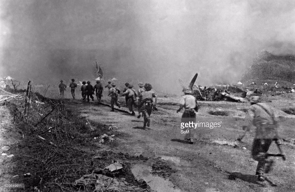 Lực lượng Việt Minh tràn vào sân bay Mường Thanh. Ảnh: Getty.