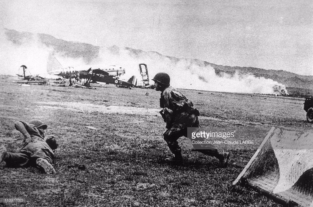 Máy bay Pháp bốc cháy do trúng đạn pháo ở sân bay Mường Thanh. Ảnh: Getty.