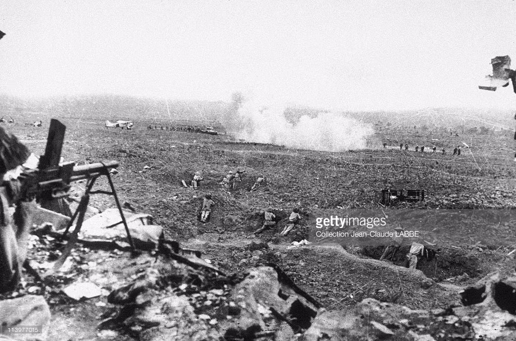 Bộ đội Việt Minh đối mặt với xe tăng Pháp trên chiến tuyến. Ảnh: Getty.