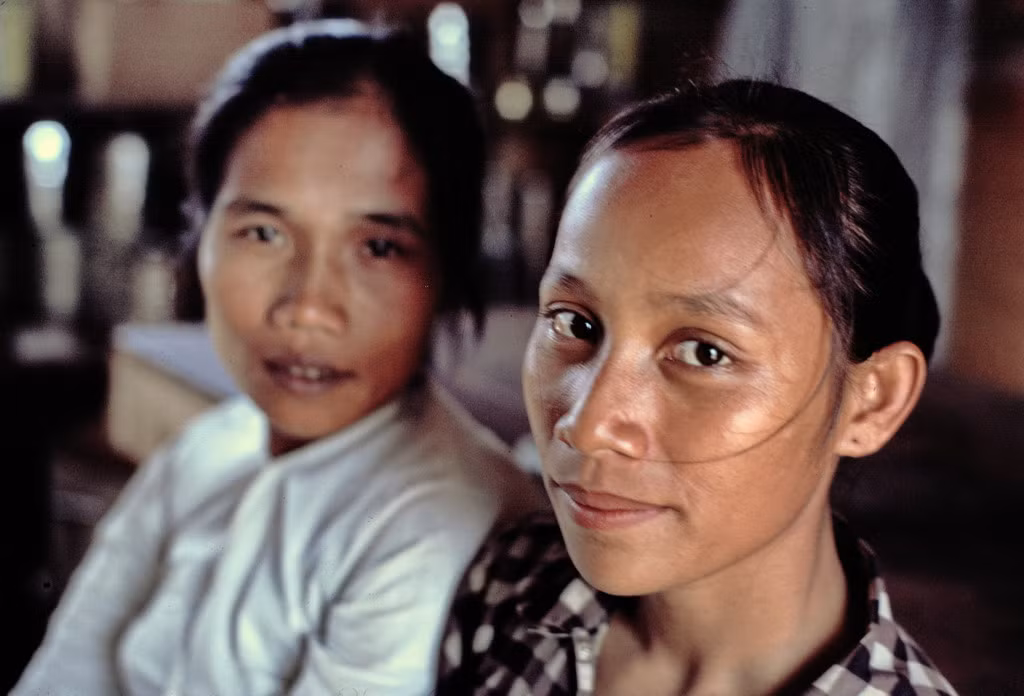 Hai người phụ nữ làm nghề giúp việc. Ảnh: Edward Palm.