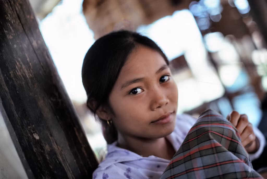 Cô thợ may nhỏ. Ảnh: Edward Palm.