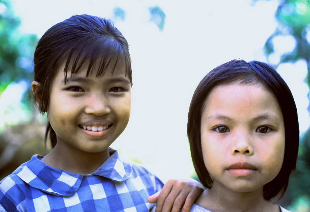 Vẻ hồn nhiên của các bé gái. Ảnh: Edward Palm.