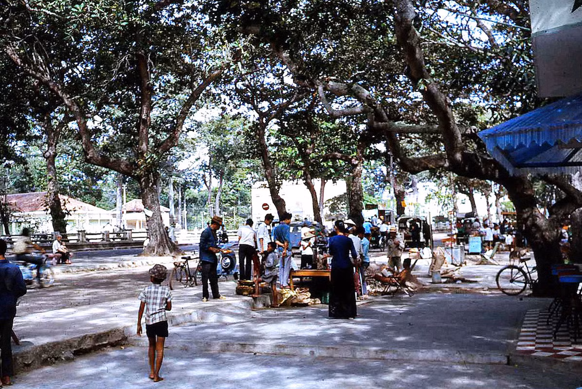 Các quầy hàng rong ở Bãi Trước. Ảnh: Bruce Tremellen.