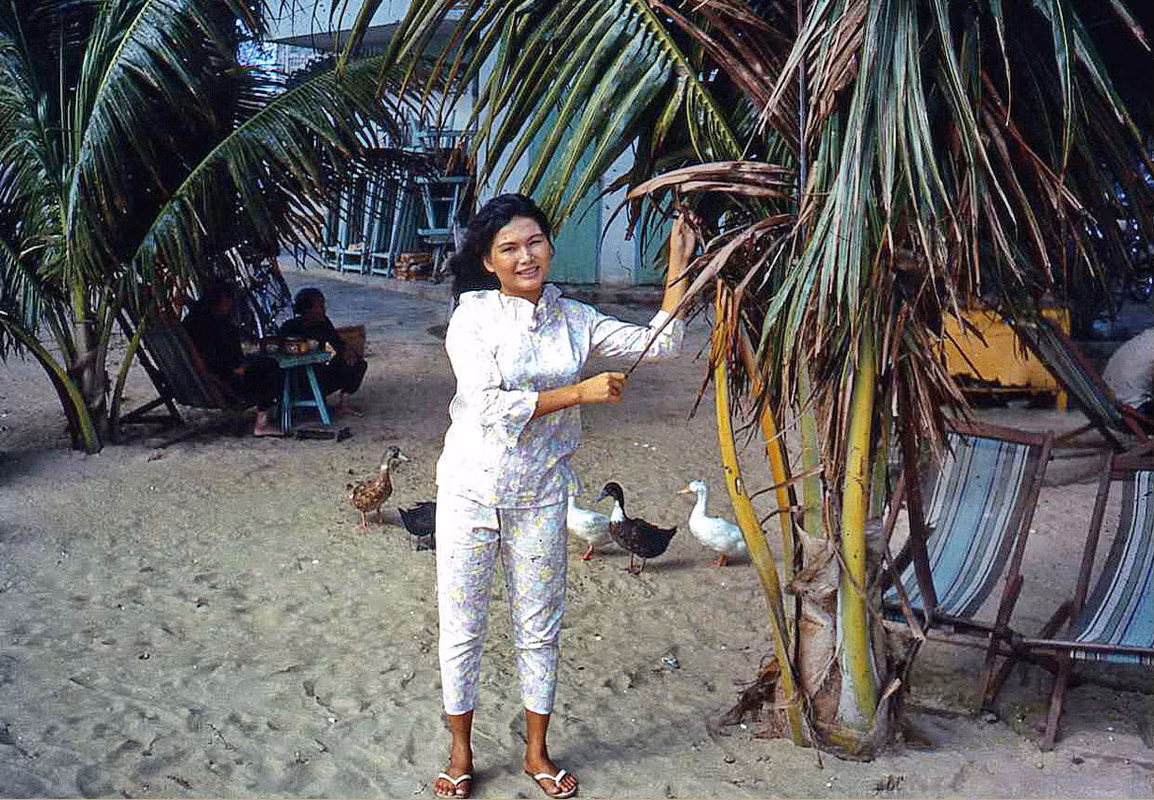 Người phụ nữ tạo dáng bên cây dừa nước ở Bãi Trước. Ảnh: Bruce Tremellen.