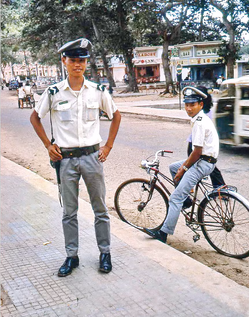 Cảnh sát giao thông ở Bãi Trước. Ảnh: Bruce Tremellen.