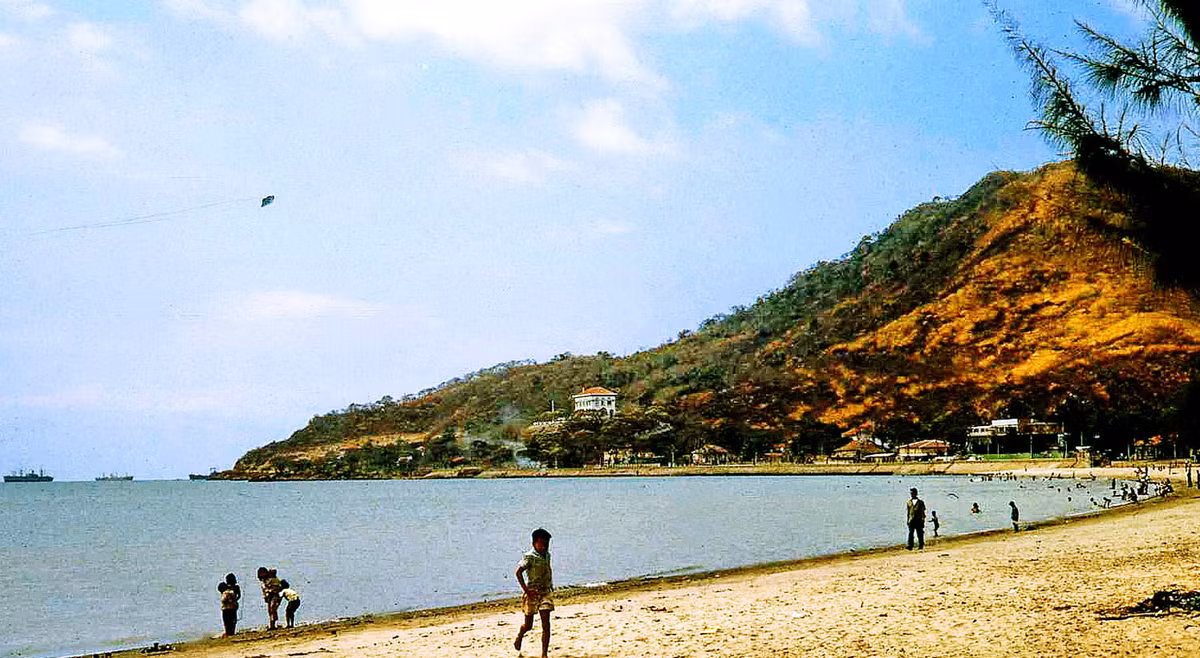 Trẻ em thả diều bờ biển Bãi Trước. Ảnh: Bruce Tremellen.