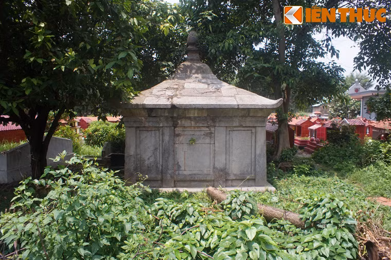 Xung quanh lăng mộ bí ẩn từng có nhiều lời đồn thổi về những kho báu chôn phía dưới. Vì những lời đồn này, vào năm 1989, một nhóm trộm đã đánh mìn phá mộ. Tuy nhiên, do kết cấu mộ quá rắn chắc nên bọn chúng không thể lấy được gì. Ngay sau đó các chuyên gia tiến hành khai quật mộ.