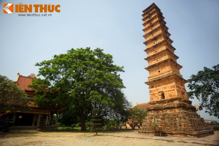 Tương truyền, ngọn tháp nguyên bản có 15 tầng, trên nóc tháp có một hình khối búp hoa sen. Do những thăng trầm của lịch sử, phần chóp tháp đã bị vỡ, tháp hiện chỉ còn 11 tầng tháp và 1 tầng bệ, có chiều cao đo được 16,5 mét. Mặt ngoài của tháp trang trí hoa văn rất phong phú.