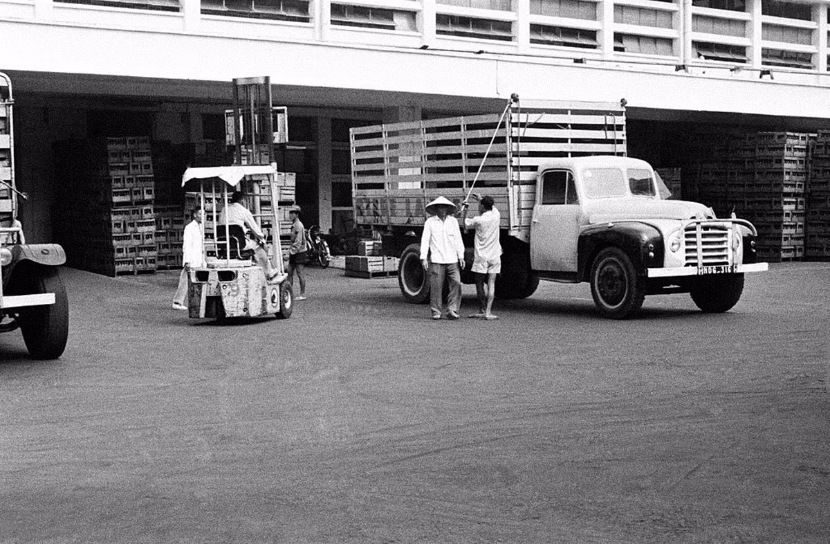 Vận chuyển bia từ nhà máy bia Sài Gòn. Ảnh: Getty.