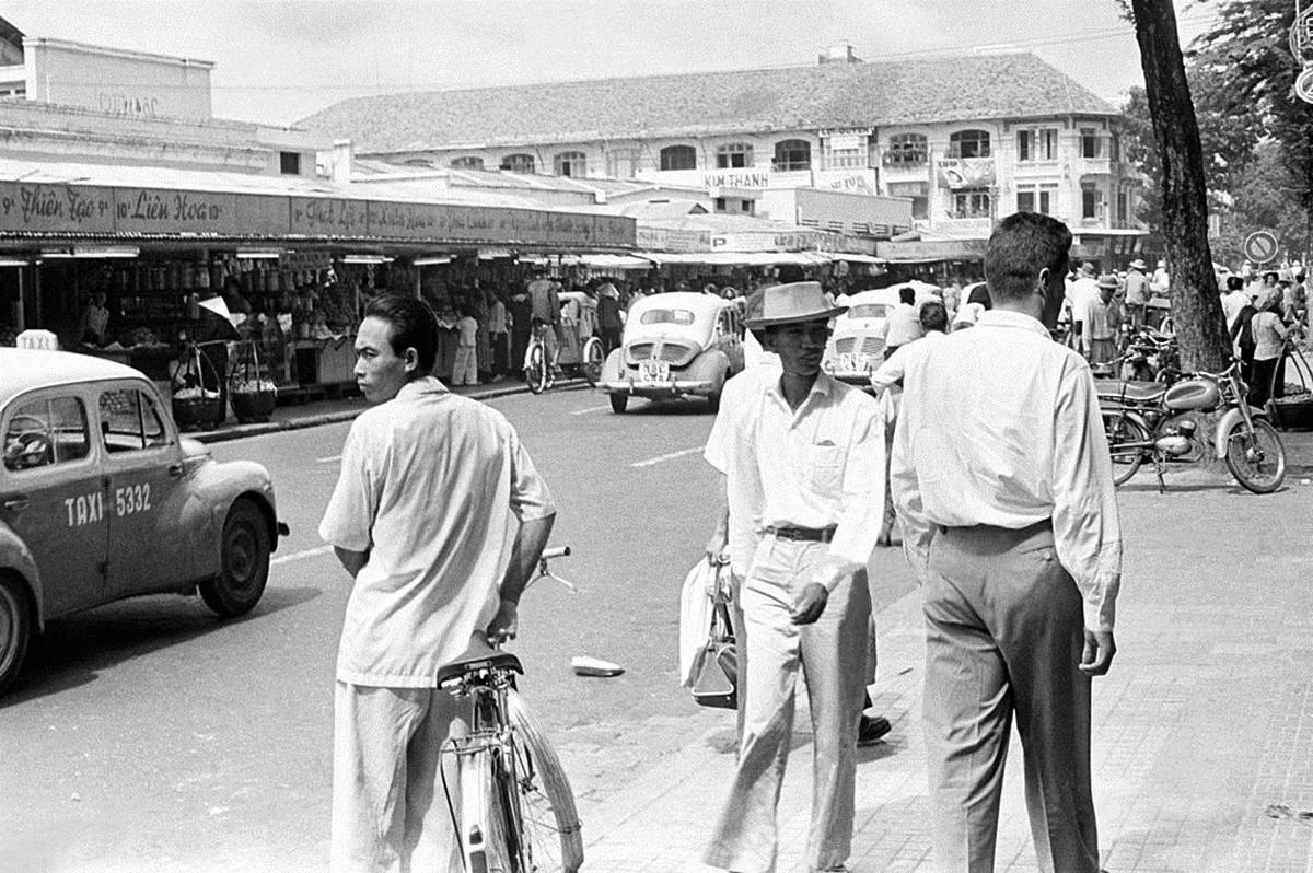 Phía ngoài chợ Bến Thành, Sài Gòn năm 1959. Ảnh: Getty.