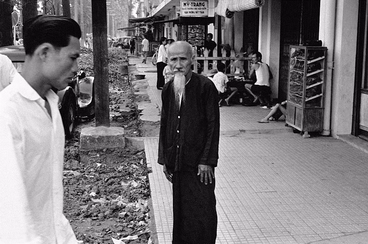 Cụ ông trên vỉa hè Sài Gòn. Ảnh: Getty.