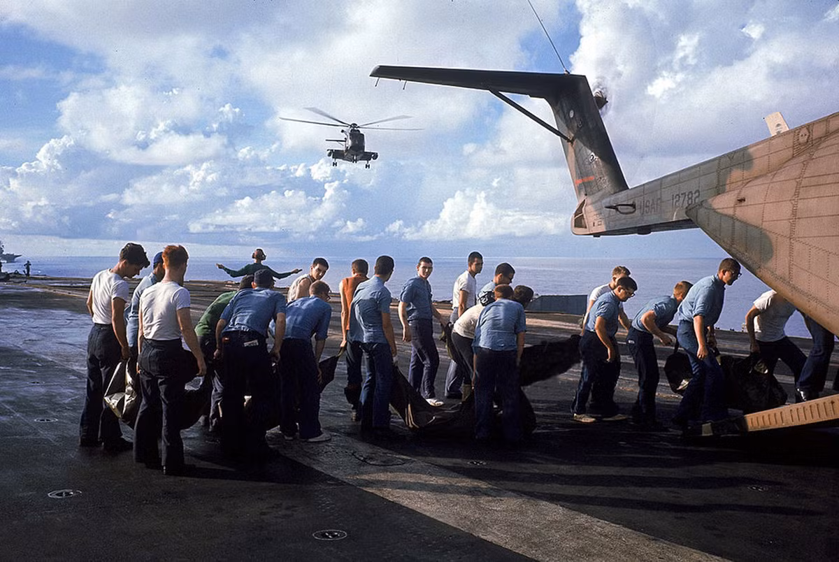 Thi thể lính Mỹ được đưa ra khỏi tàu bằng máy bay trực thăng. Ảnh: Dick Swanson.