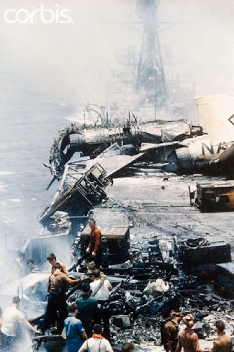 Đám cháy nổ dữ dội kéo dài 13 giờ đã làm 134 lính Mỹ thiệt mạng, 162 lính khác bị thương cùng với 29 máy bay phản lực chiến đấu bị phá hủy hoàn toàn, 42 chiếc khác hư hỏng nặng. Ảnh: Corbis.