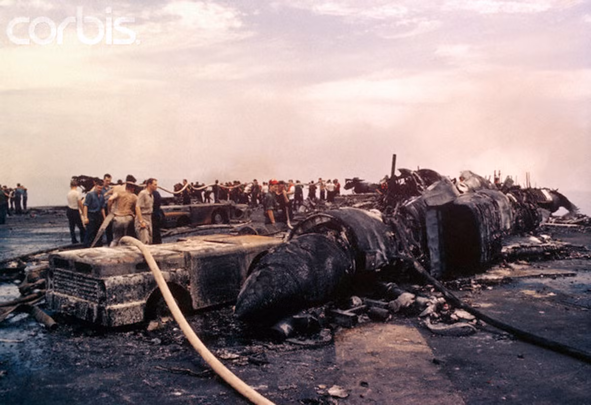 Tổn thất theo báo cáo của quân đội Mỹ ước tính 72 triệu USD theo thời giá lúc bấy giờ. Đây là thiệt hại nặng nề nhất về người và vũ khí, trang bị của tàu sân bay Mỹ. Ảnh: Corbis.