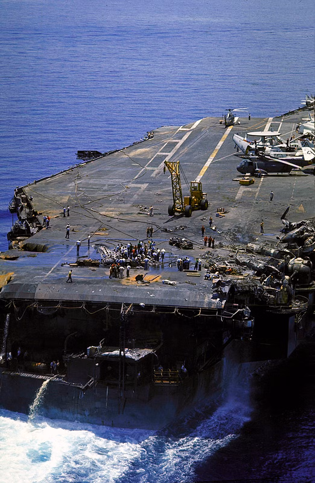 Nhiên liệu cháy lan ra khắp sàn tàu tới các máy bay đang chuẩn bị cất cánh rồi kích nổ hàng loạt bom đạn và tên lửa mang theo. Ảnh: Dick Swanson.